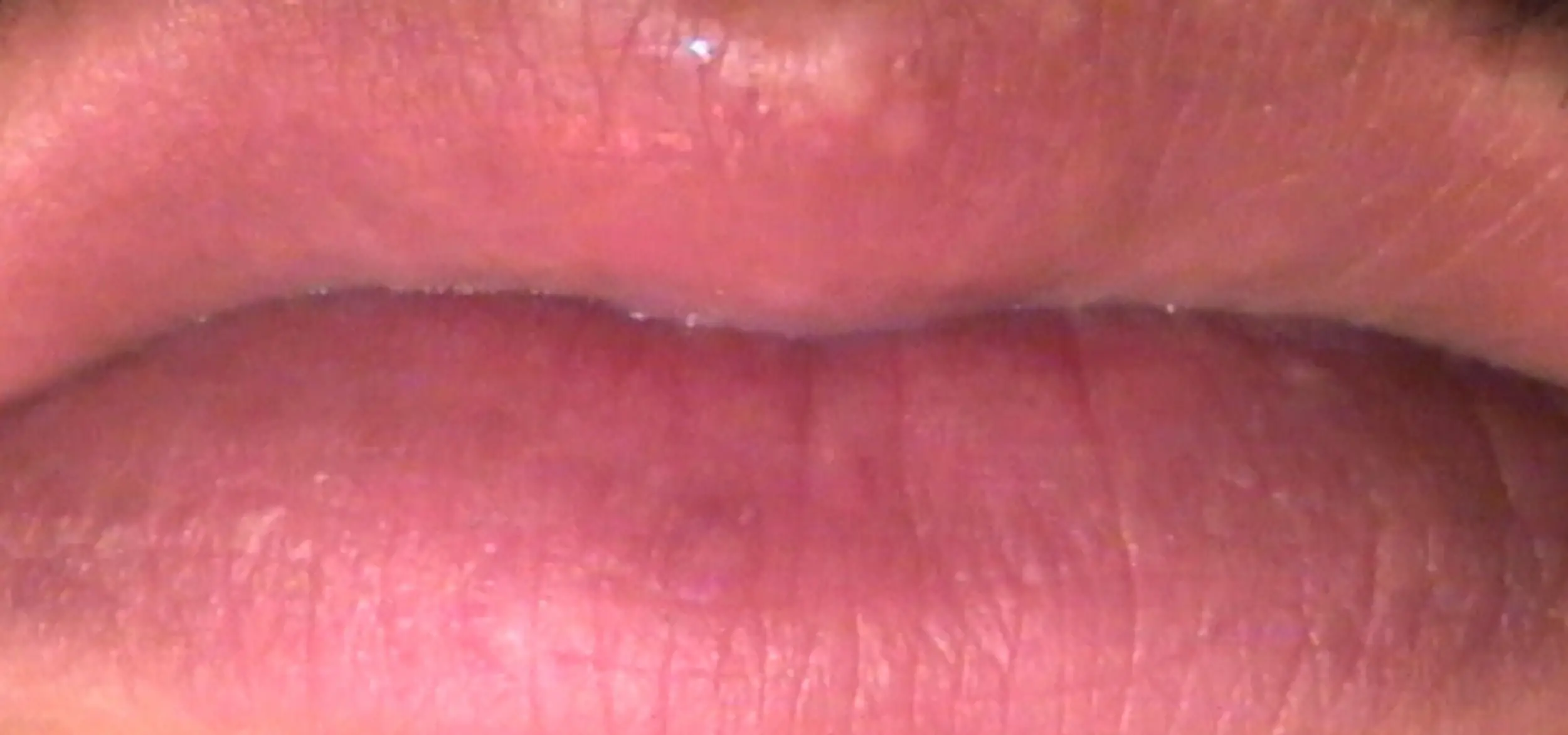 aphlabate (aph’la-bate), réal Jean-Marc Superville Sovak - close-up on white man's lips