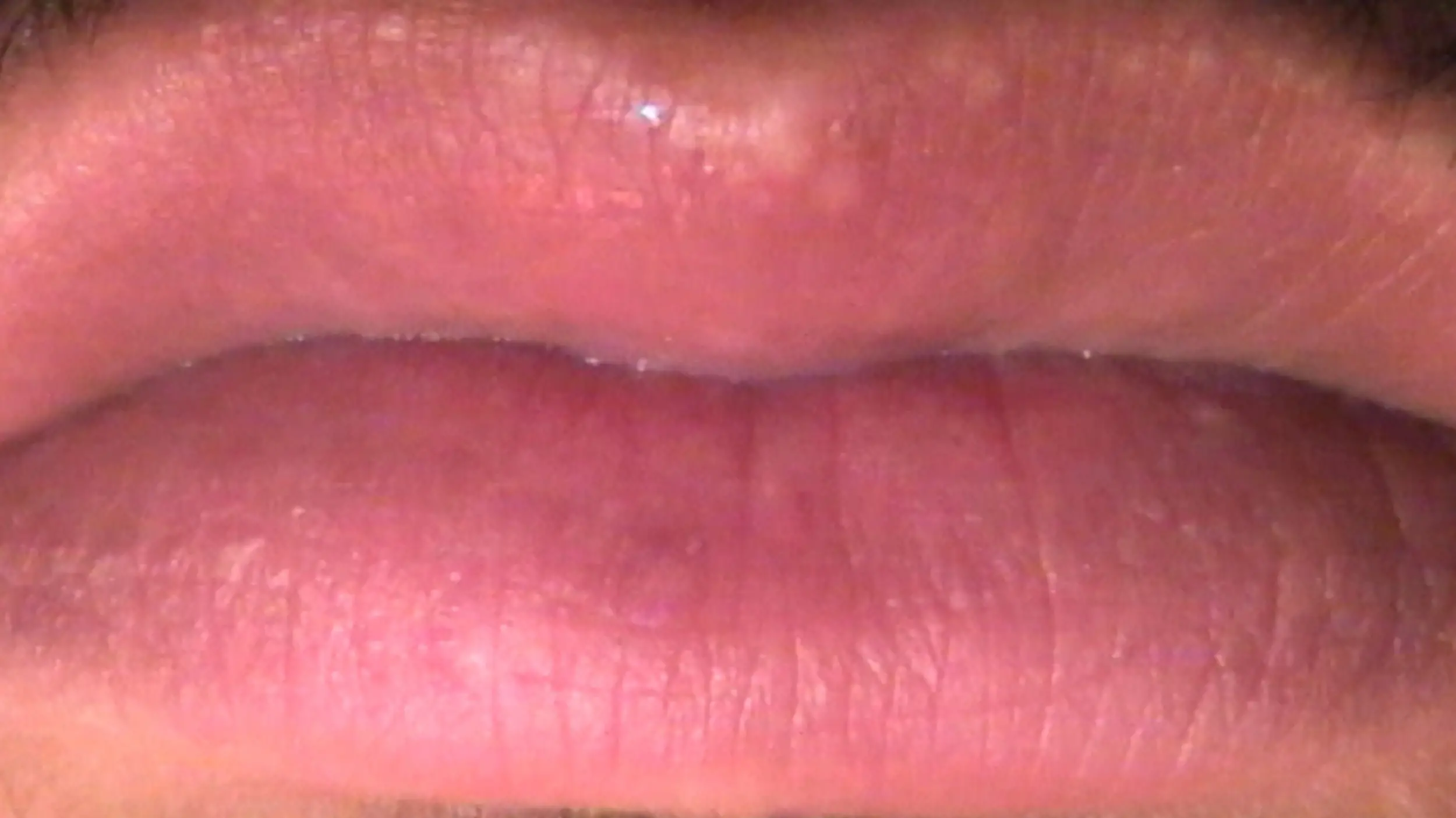 aphlabate (aph’la-bate), réal Jean-Marc Superville Sovak - close-up on white man's lips