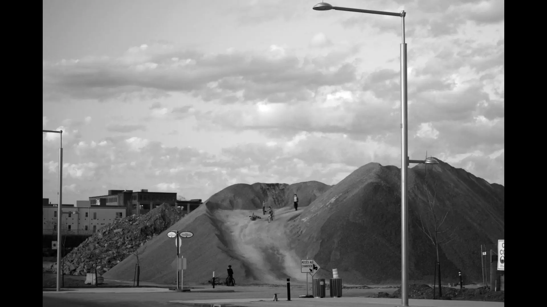 Mauvaise Grammaire, dir. Étienne de Massy -black & white image of hill in cityscape