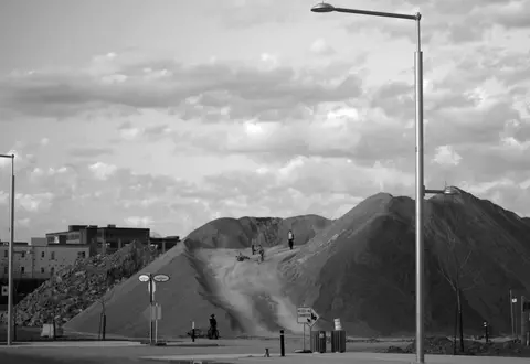 Mauvaise Grammaire, dir. Étienne de Massy -black & white image of hill in cityscape
