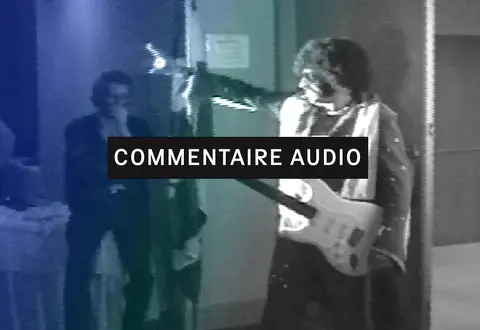 Elvis Gratton, président du comité des intellectuels pour le non (Commentaire audio)- réal. Pierre Falardeau et Julien Poulin, Julien Poulin habillé à la manière d'Elvis Presley