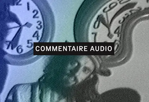 Les Canadiens sont là (Commentaire audio), réal. Pierre Falardeau et Julien Poulin - gros plan sur un homme aux cheveux longs, avec des horloges derrière lui